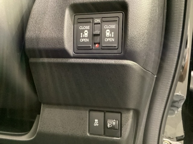 両側電動スライドドアは運転席から操作ができます。その下にはヘットライトリベライザーとHondaセンシング用のVSA解除のスイッチがついています。道路状況や積荷の加重に応じてライトの高さを調節できます。
