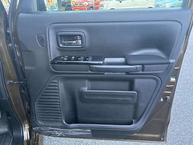 運転席ドア内張り