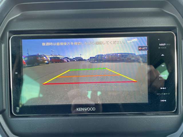 【バックモニター】後ろのカメラの映像がモニターに映し出されるので、後方の見えない死角や、障害物との距離感などもしっかり安全確認することができます！