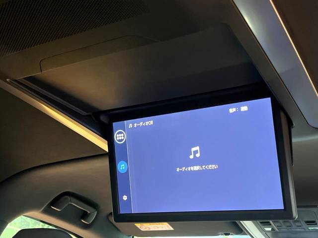【リヤエンターテインメントシステム】後席にお座りの方も大満足の、人気メーカーオプションを装備。専用の音響システムと、大画面のモニターで移動中もDVD等をお楽しみいただけます。