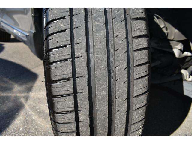 右前タイヤ タイヤはひびもなく良好です！詳細は各タイヤ写真をご覧ください。タイヤパンク保証プログラム販売中！もしもの時にタイヤ4本新品交換！詳細はスタッフまで！※ホイールロックナットは展示用です。