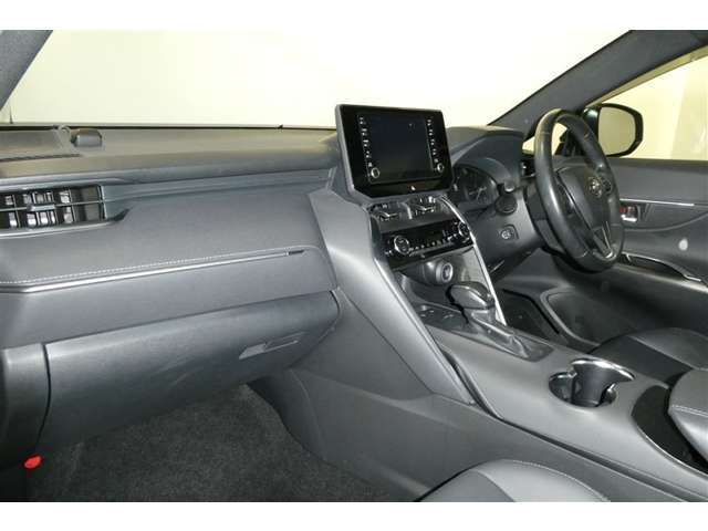 高いホールド性で運転姿勢が安定します。長距離ドライブでも疲れにくいのが魅力です。快適なドライビングライフをお送りください♪