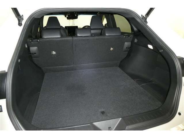 バックドアを上げた状態です。シートを倒せば荷室のスペースが広くなります！用途に合わせて快適な室内を！
