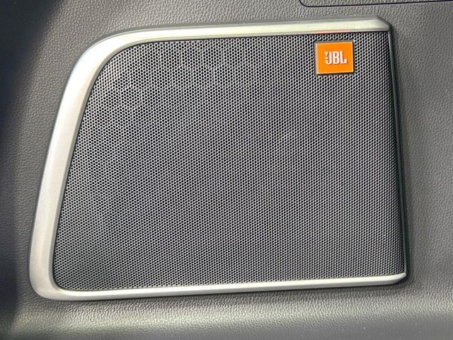 【JBLサウンドシステム】メーカーオプションの高品位サウンドシステムを搭載。専用のチューニングが施された大小様々なスピーカーから良質なサウンドが奏でられ、臨場感あふれる音響空間を演出します。