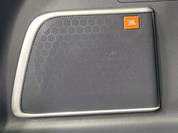 【JBLサウンドシステム】メーカーオプションの高品位サウンドシステムを搭載。専用のチューニングが施された大小様々なスピーカーから良質なサウンドが奏でられ、臨場感あふれる音響空間を演出します。