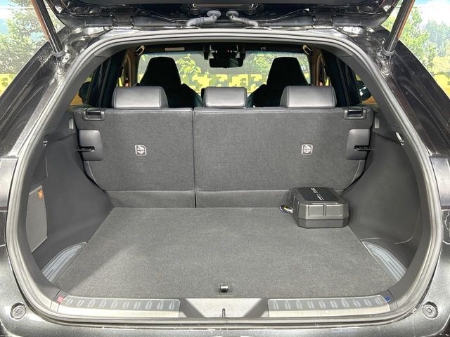 積み下ろしのしやすいデッキにはたっぷりと荷物を積み込んでいただけます。遊びから仕事まで、様々なシーンで頼れます♪