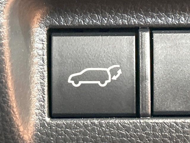 【パワーバックドア】スマートキーや運転席のボタンを押すだけでリアゲートが自動で開閉します！荷物を持っている時や、高い位置にあるバックドアを閉める際に便利な機能です♪