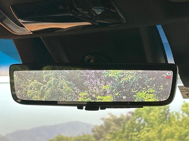 【デジタルインナーミラー】後席の大きな荷物や同乗者で後方が確認しづらい時でも安心！カメラが撮影した車両後方の映像をルームミラー内に表示。クリアな視界で状況の確認が可能です！