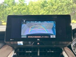 【バックカメラ】駐車時に後方がリアルタイム映像で確認できます。大型商業施設や立体駐車場での駐車時や、夜間のバック時に大活躍！運転スキルに関わらず、今や必須となった装備のひとつです！