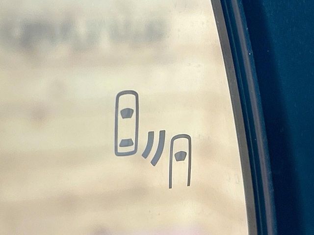 【ブラインドスポットモニター】走行中、ドアミラーの死角になりやすい箇所に後続車が接近するとサイドミラーのレンズに警告を表示！ドライバーに注意喚起をしてくれます。
