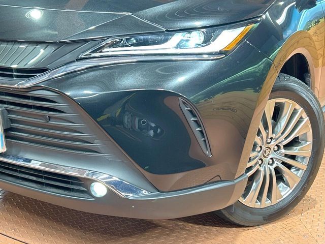 【LEDヘッドライト】悪天候や夜間走行時も良好な視界を確保し安心して運転できる高輝度LEDヘッドライトを装備！点灯速度が早く、消費電力も抑えられています。
