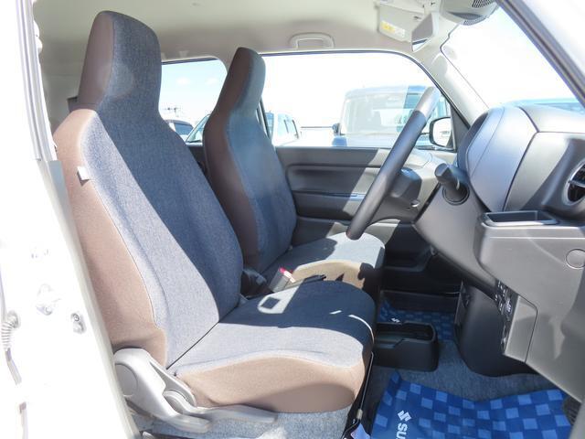 【フロントシート】インパネにシフトが付いているので足元広々！運転席から助手席の移動も楽々♪どちらからでも乗り降り出来るので、狭い場所の乗り降りも楽ちんですよ♪