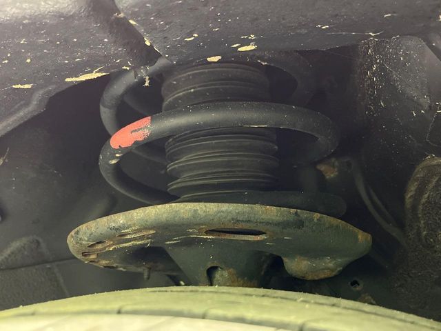 お車を安心してお乗りいただく為には、足回りの定期点検が欠かせません。サービスサポート（有償保証）では無料点検もご提供しており、安心のカーライフをお過ごしいただけるサポート体制が整っています。