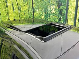 【サンルーフ】開放感たっぷりの希少装備、サンルーフが装着されています！車内に明かりを取り入れたり景色を楽しむ以外にも、車内の空気も簡単に換気できて快適です！