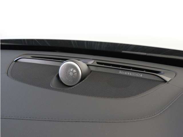 【Bowers＆Wilkins】世界のオーディオファン垂涎のプレミアムサウンドシステムを搭載。コンサートホールのベストポジションに相当する音場空間を忠実に再現。乗る人すべてに驚きの音響体験を提供します