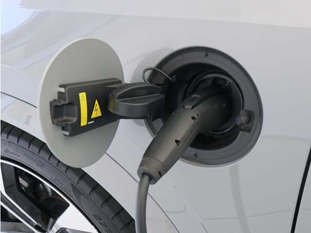 専用コードを接続するだけで簡単に充電が行えます。プラグインハイブリッドモデルRecharge PHEV T8 AWDは、走行中の充電のほか、自宅などに設置された充電機器からの充電が可能です。