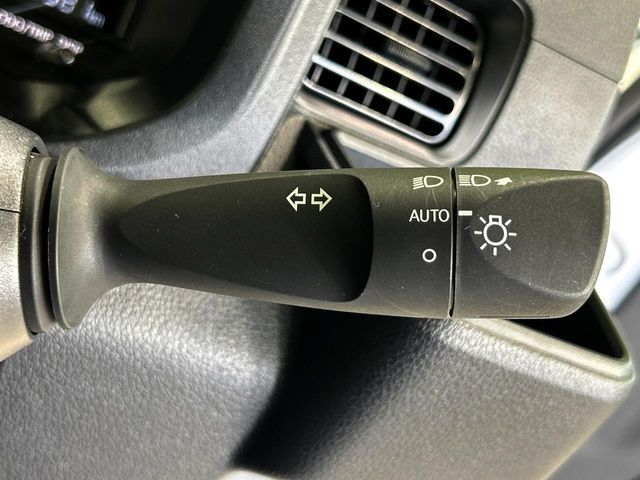 【オートライト】周りの明るさに応じて自動でヘッドライトの点灯・消灯ができる機能です！ライトの付け忘れ・消し忘れなどが無くなり、雨の日や夕方の走行も安心！トンネル通過時も便利ですね♪