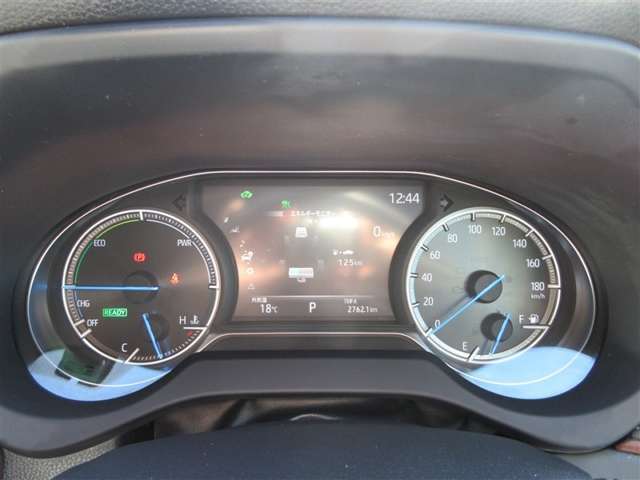 とっても見やすいメーターです。夜間時はラグジュアリーな気分にさせてくれる照明が魅力ですので、夜のドライブも楽しみになりますよ♪