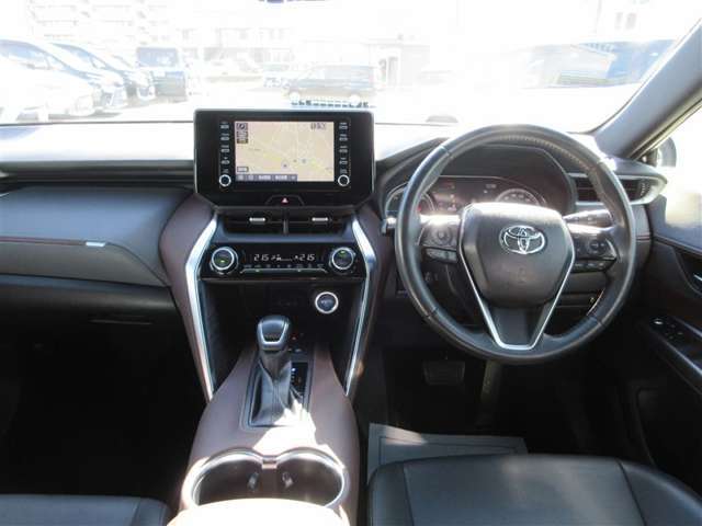 スタイリッシュなデザインのインパネ。各操作スイッチは使いやすい位置に配置されてます。