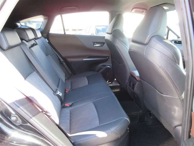 ゆとりある広々とした車内空間は、ドライブを始め買い物やレジャーなど、幅広く活躍します。一人でもみんなとでもお出かけを楽しみましょう！