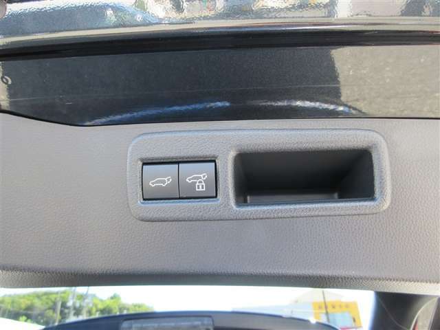 後ろが狭くてもサッと積める。途中で止められる安心のバックドア。後ろの駐車スペースが狭い時に重宝しますよ♪