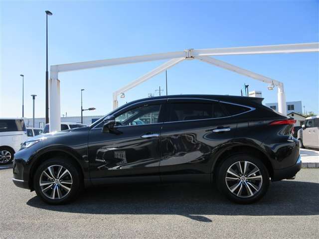 広々とした車内空間に優れた燃費性能。更にデザインも上質で人気のお車です！