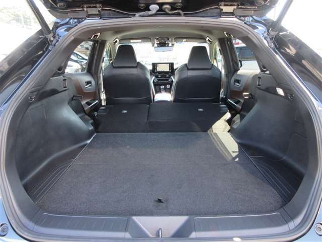 広々としたラゲージスペースを備えています。シートを倒すとより大きなものや長さのある荷物もしっかりと積み込めます！