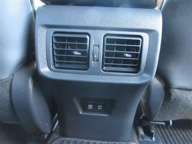 後席用にもエアコンの吹き出し口があり快適です。どの席に座っても快適なドライブが楽しめます♪