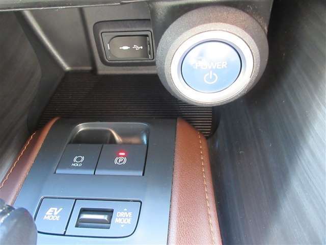 スマートキーを携帯していればキーを取り出さずにドアを施錠＆解錠。クルマの始動も可能です。電動パーキングブレーキ装備しています！