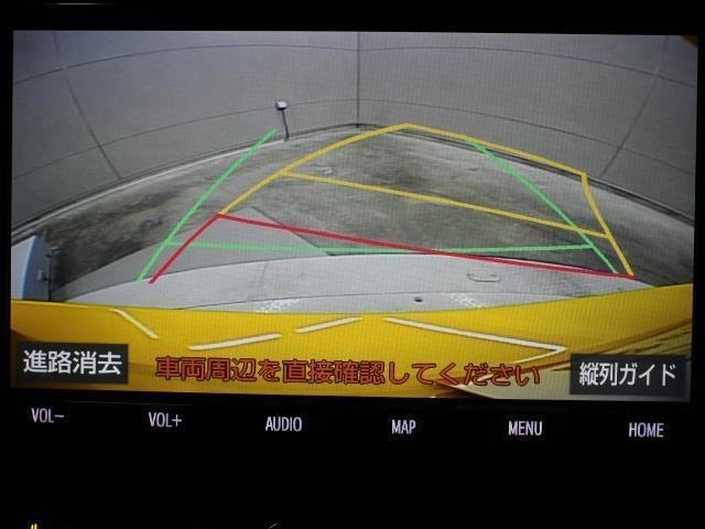 車庫入れや縦列駐車などの際に、後退操作の参考になるガイドラインをモニター画面に表示します。