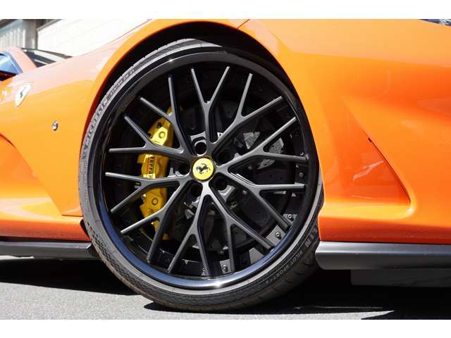 ホイールは、ハイパーフォージドホイールを装着しております！　タイヤサイズ：Fr：275/30R21　Rr：335/25ZR22になります！