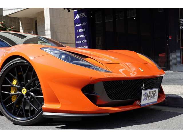 スポーティーなデザインのフロント周りです！　コーナーセンサーも完備されております！　フロント周りには、プロテクションフィルムを施工しております！