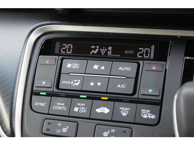 プラズマクラスター搭載フルオートエアコンを装備。運転席・助手席で独立した温度設定が可能になり、どこに座っても車内は快適空間♪