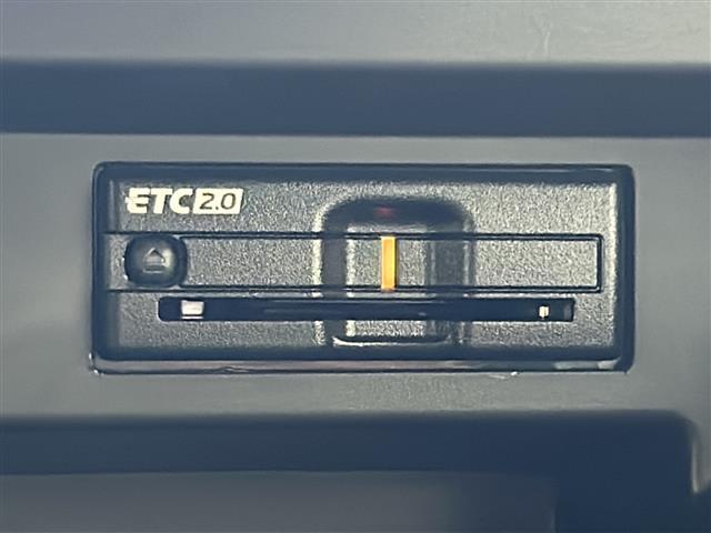 【ETC】有料道路を利用する際に料金所で停止することなく通過できる、ETC車載器（ノンストップ自動料金収受システム機器）が装備されています。セットアップを行うことで利用可能になります。