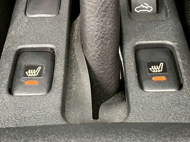 【シートヒーター】シートヒーターはエアコンよりも温まるのが早いので冬場の運転には必須ですね♪