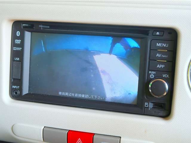 バックカメラがついて後方確認が簡単にできます！苦手としている車庫入れ等も安心して出来ますね！凄く需要の高い装備ですので、最初から付いていれば言う事なしですよね！？