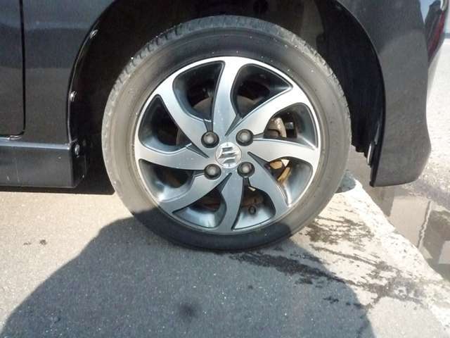 タイヤの溝はこの位あります！
