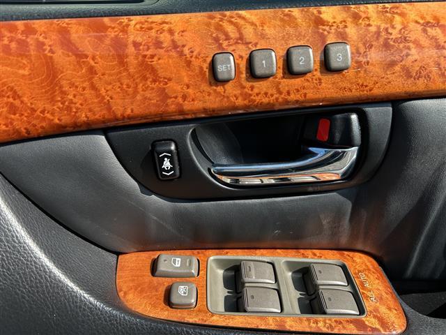 窓はボタンひとつで楽々開閉♪