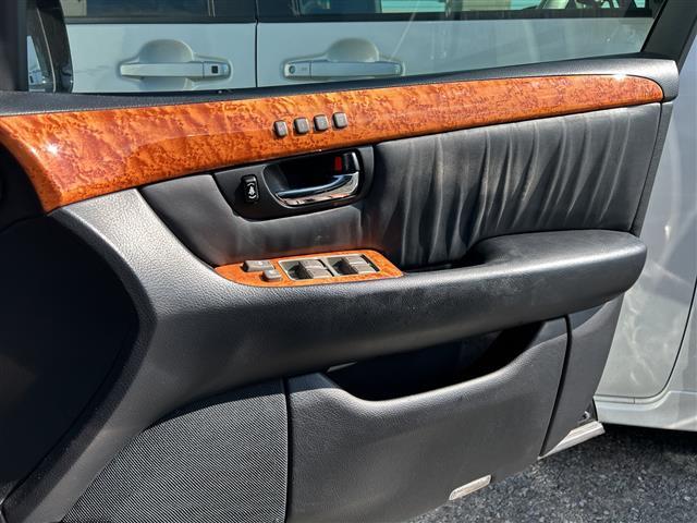 窓はボタンひとつで楽々開閉♪