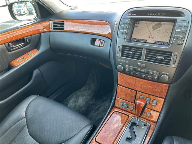 【運転席】座り心地が良いシートなので長時間の運転でも快適にお過ごしいただけます。新品のフロアマットのご注文も可能です。掲載箇所以外にご希望の写真がございましたらお気軽にお問い合わせ下さい。