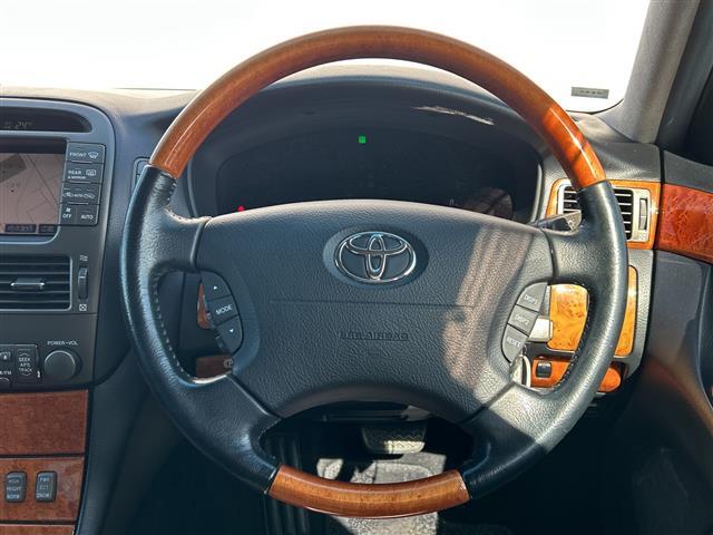 【ステアリング】軽い力で扱いやすいハンドルです。目立つ傷やスレなどなく綺麗な状態です！除菌プランいれていただくとさらに快適に！清潔なお車はお子様にも安心ですね！