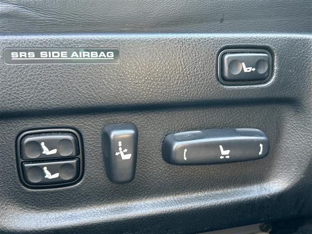 【運転席】座り心地が良いシートなので長時間の運転でも快適にお過ごしいただけます。新品のフロアマットのご注文も可能です。掲載箇所以外にご希望の写真がございましたらお気軽にお問い合わせ下さい。