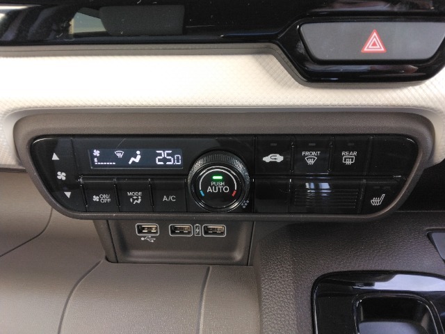 オートエアコンを搭載！車内の温度を自動で調節してくれます。運転席にはシートヒーターがついているので寒い時期も快適です！