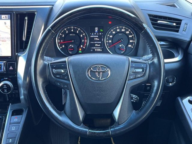 インテリアに合わせたデザインのステアリングは、運転される方のことも考え、運転しやすい形状、大きさです。是非一度、実際に触ってお確かめください。