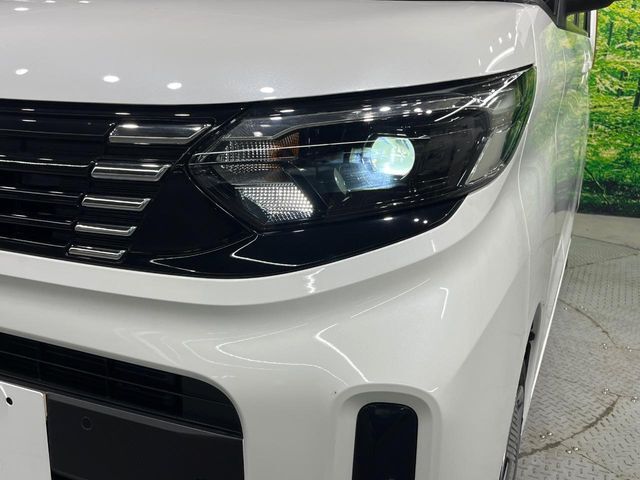 【LEDヘッドライト】悪天候や夜間走行時も良好な視界を確保し安心して運転できる高輝度LEDヘッドライトを装備！点灯速度が早く、消費電力も抑えられています。