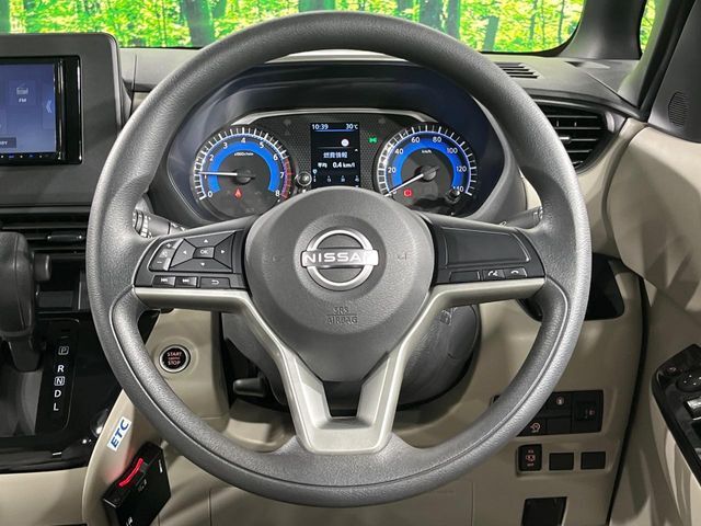 インテリアに合わせたデザインのステアリングは、運転される方のことも考え、運転しやすい形状、大きさです。是非一度、実際に触ってお確かめください。