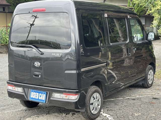 ★右斜め後ろからの一枚です★納車前にはバッチリ仕上げをしてご納車しております！商談時に小キズや線キズなど気になる所があればお気軽にご相談下さい♪内装の写真も是非ご覧ください♪