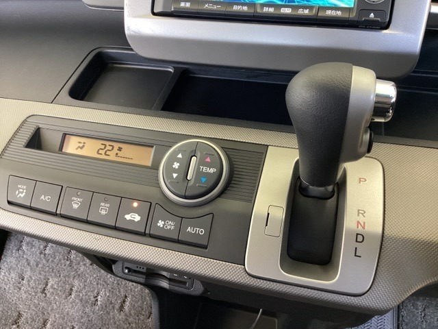 CVT車のセレクトレバーです。低速から高速まで、変速ショックのないスムーズな走りを実現するとともに、エンジン効率のよい領域を維持することで燃費にも貢献します。