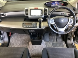 車内は光触媒抗菌消臭施工済です。スタイリッシュなデザインでスポーティなインパネ周りを演出します。グローブボックスやカップホルダーのほかにトレーなどたくさんの収納スペースが付いています。