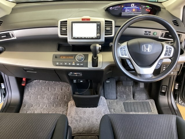 車内は光触媒抗菌消臭施工済です。スタイリッシュなデザインでスポーティなインパネ周りを演出します。グローブボックスやカップホルダーのほかにトレーなどたくさんの収納スペースが付いています。